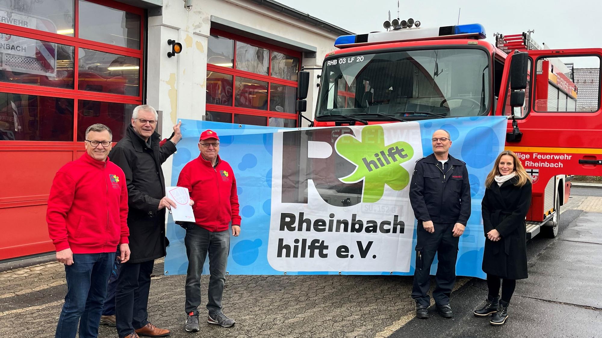 Rheinbach, Rheinbach hilft
Von links nach rechts: Andreas Claßen Vorstand Rheinbach hilft. Bürgermeister Ludger Banken. Alfred Eich. Vorsitzender Rheinbach hilft. Jörg Kirchhartz, Wehrführer FF Rheinbach. Daniela Hoffmann, Beigeordnete Stadt Rheinbach.