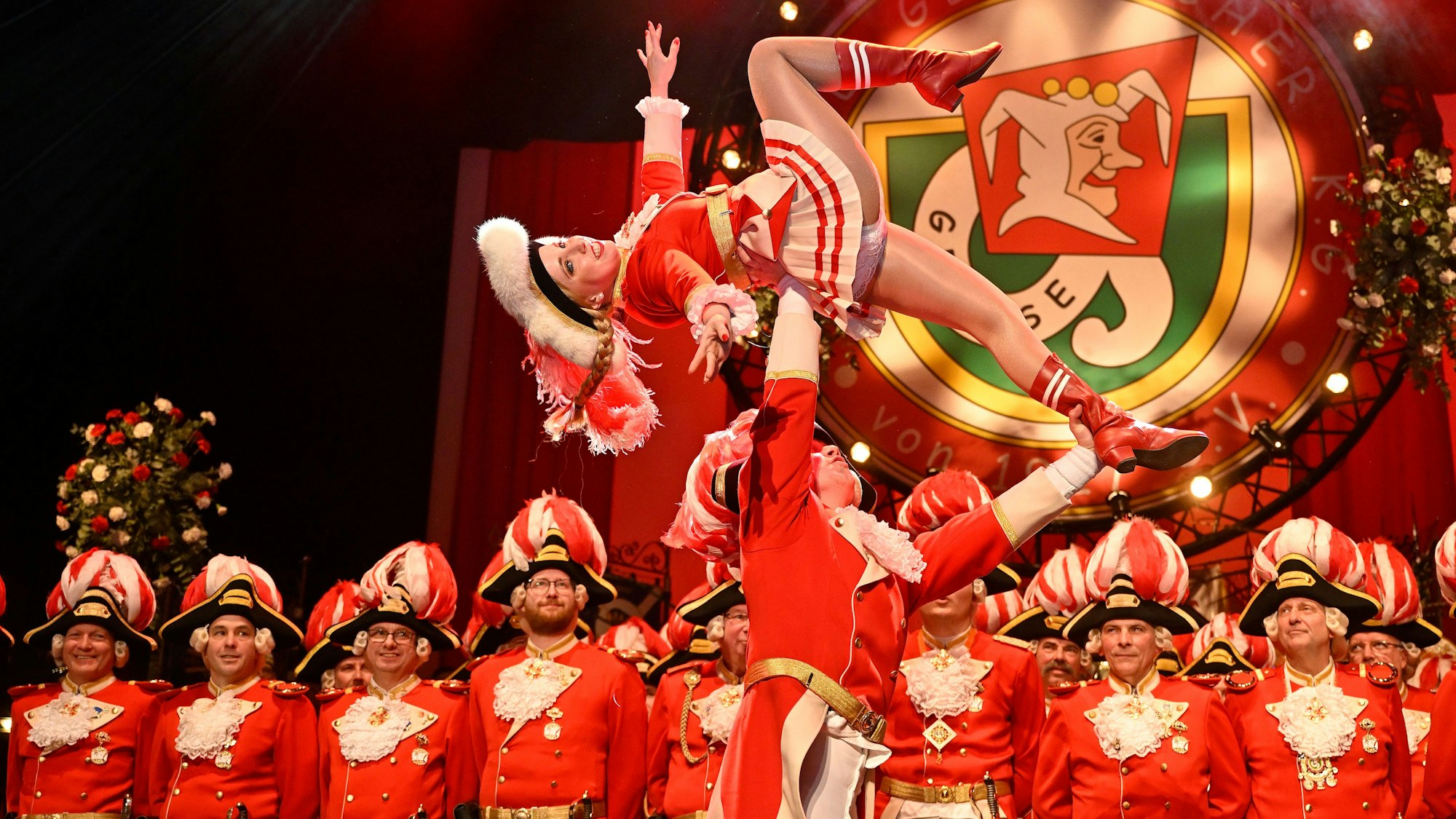 Tanzoffizier Conrad Wirth hebt Tanzmarie Leonie Bochnig zu einer Hebefigur.