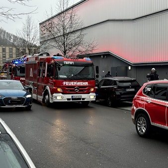 Einsatzfahrzeuge vor dem Kino Seven.