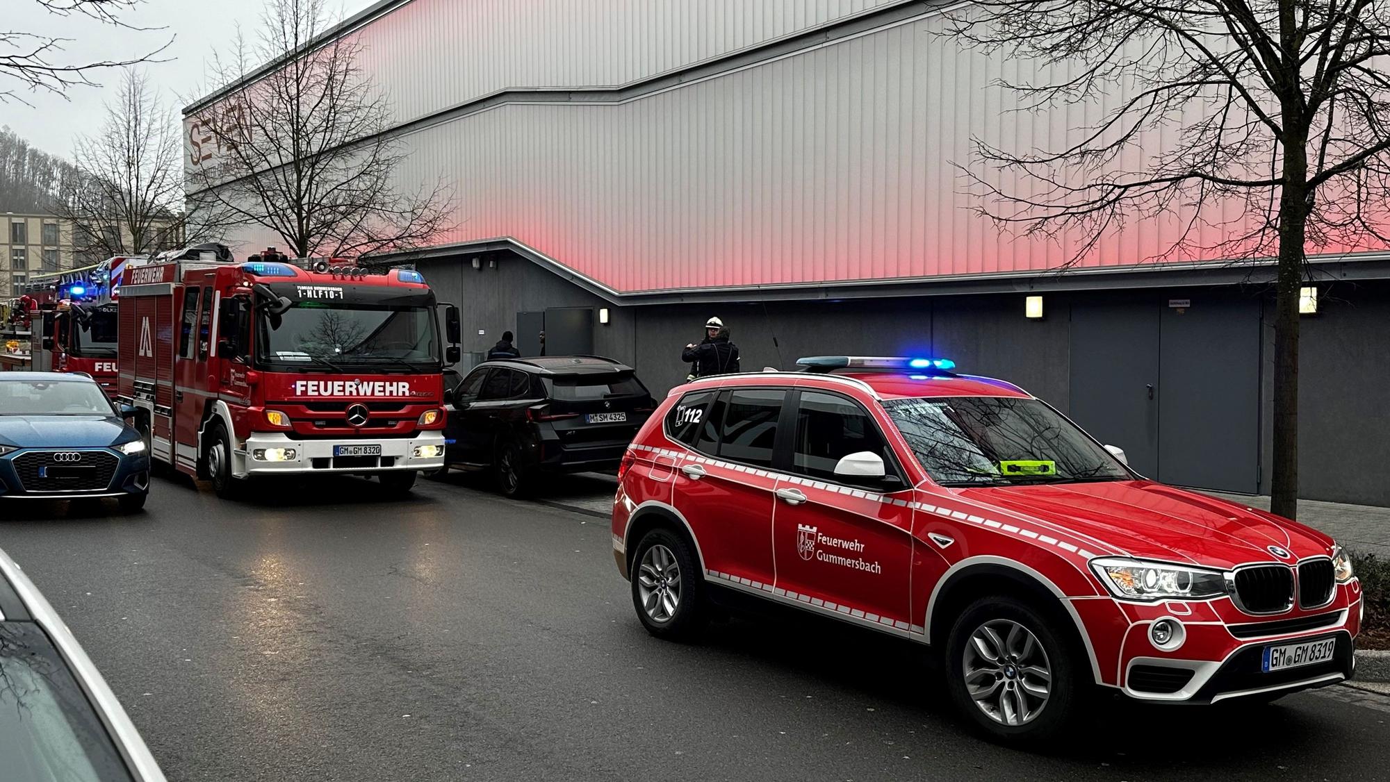 Einsatzfahrzeuge vor dem Kino Seven.