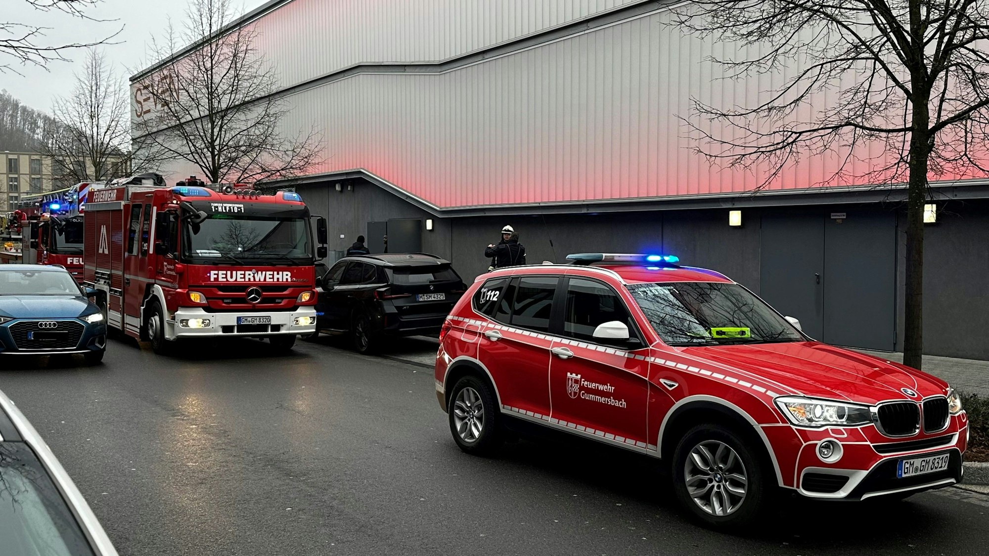 Einsatzfahrzeuge vor dem Kino Seven.