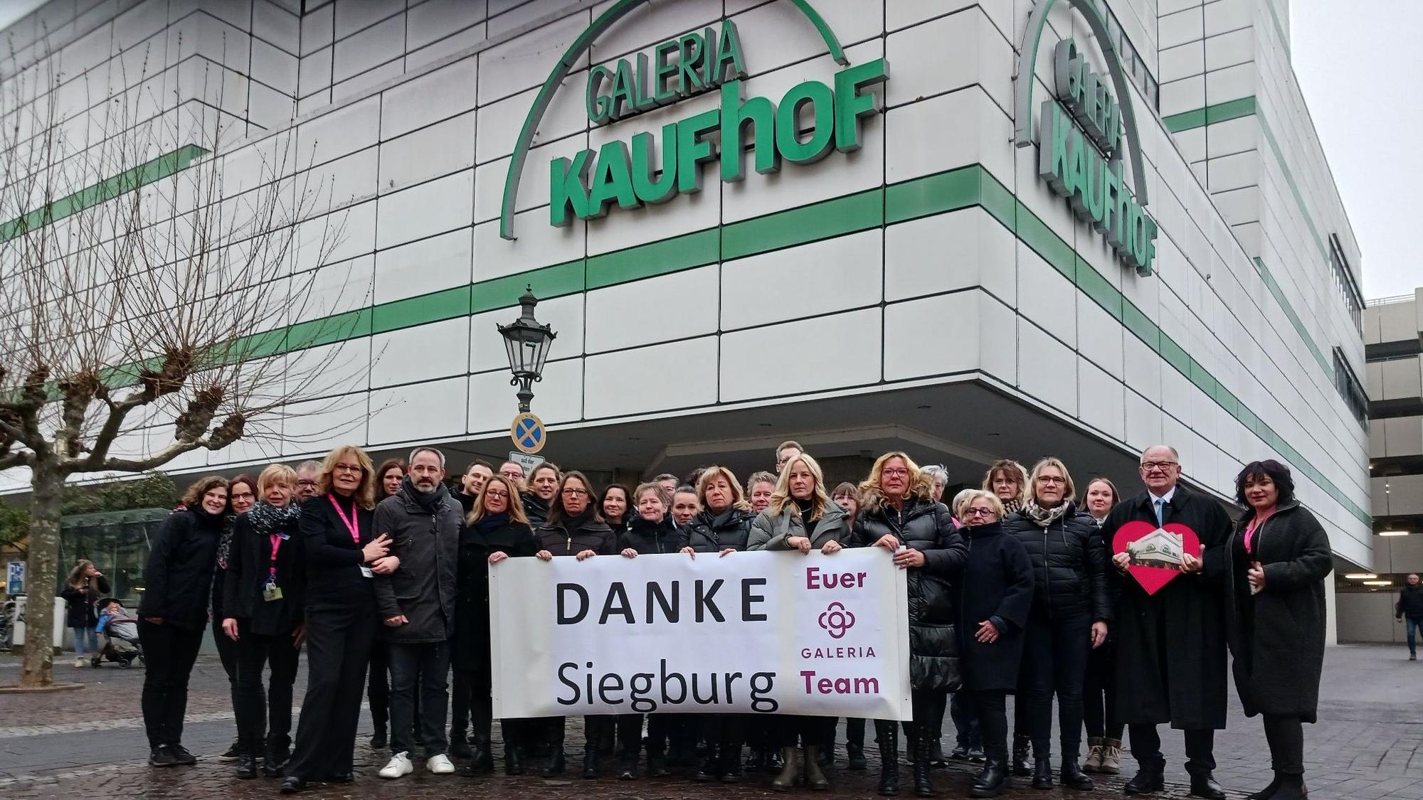 Die Kaufhof-Belegschaft verabschiedet sich von den Siegburgern, die Filiale wrid am 13. Januar geschlossen