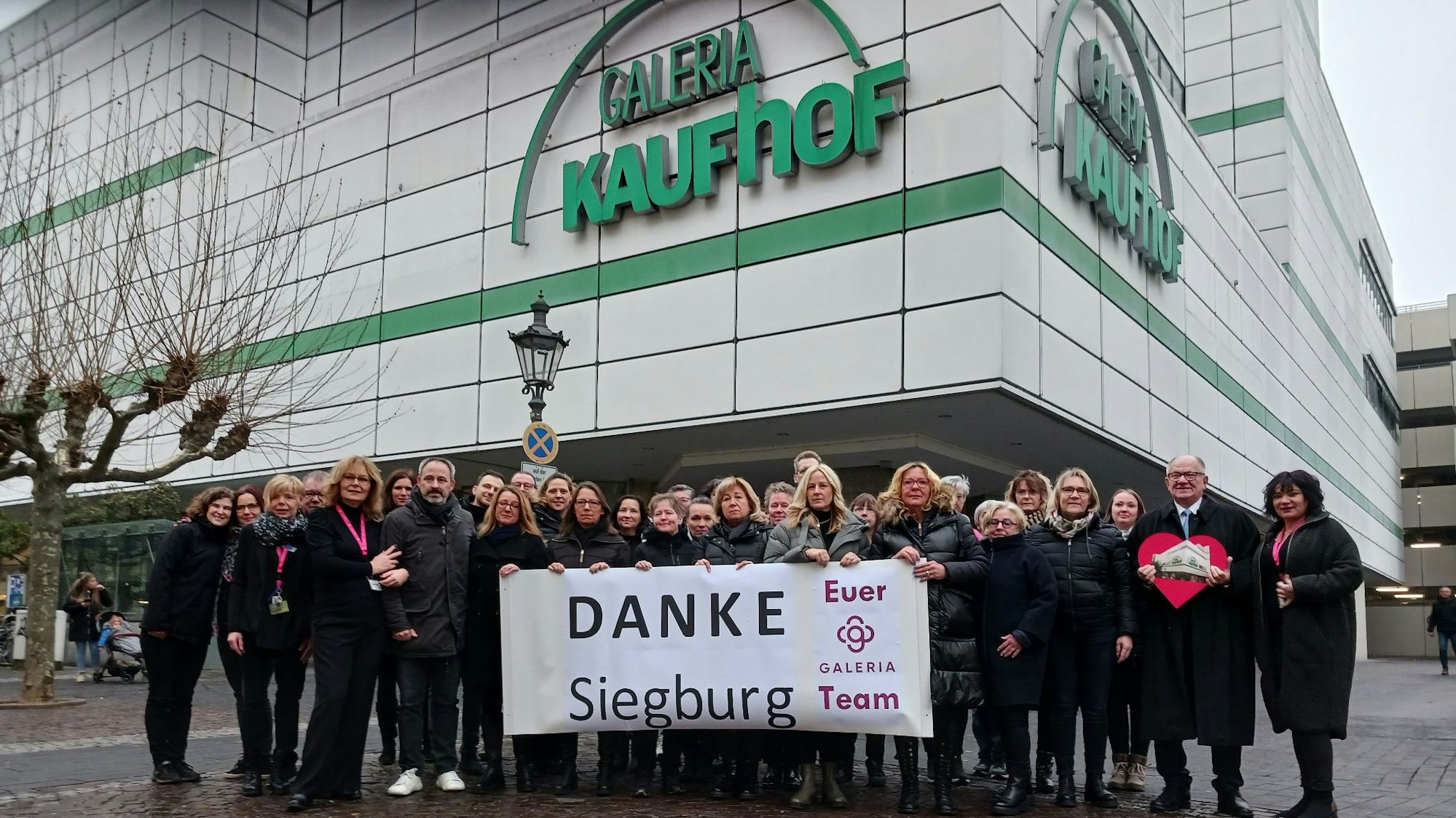 Die Kaufhof-Belegschaft verabschiedet sich von den Siegburgern, die Filiale wrid am 13. Januar geschlossen