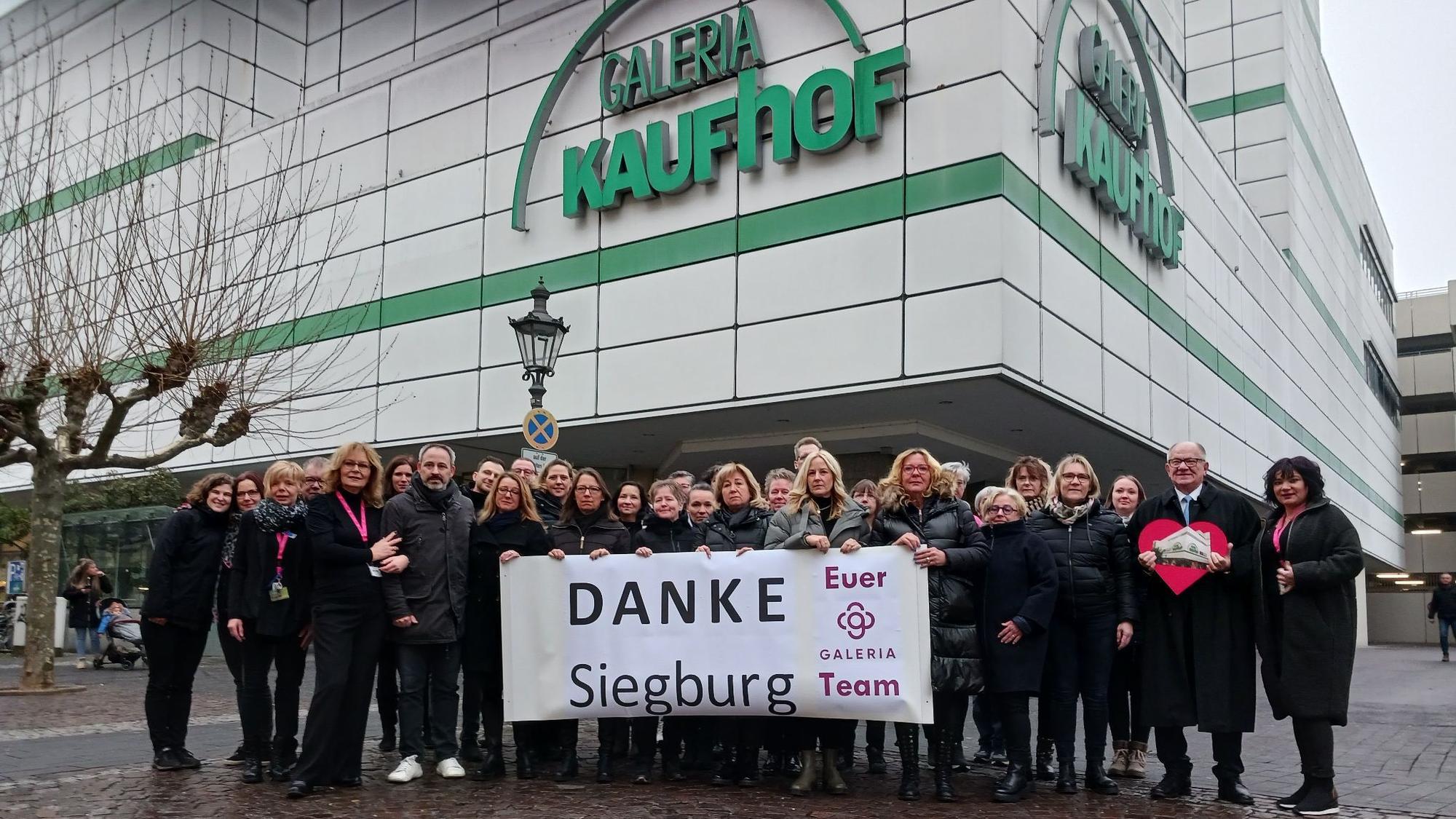 Die Kaufhof-Belegschaft verabschiedet sich von den Siegburgern, die Filiale wrid am 13. Januar geschlossen