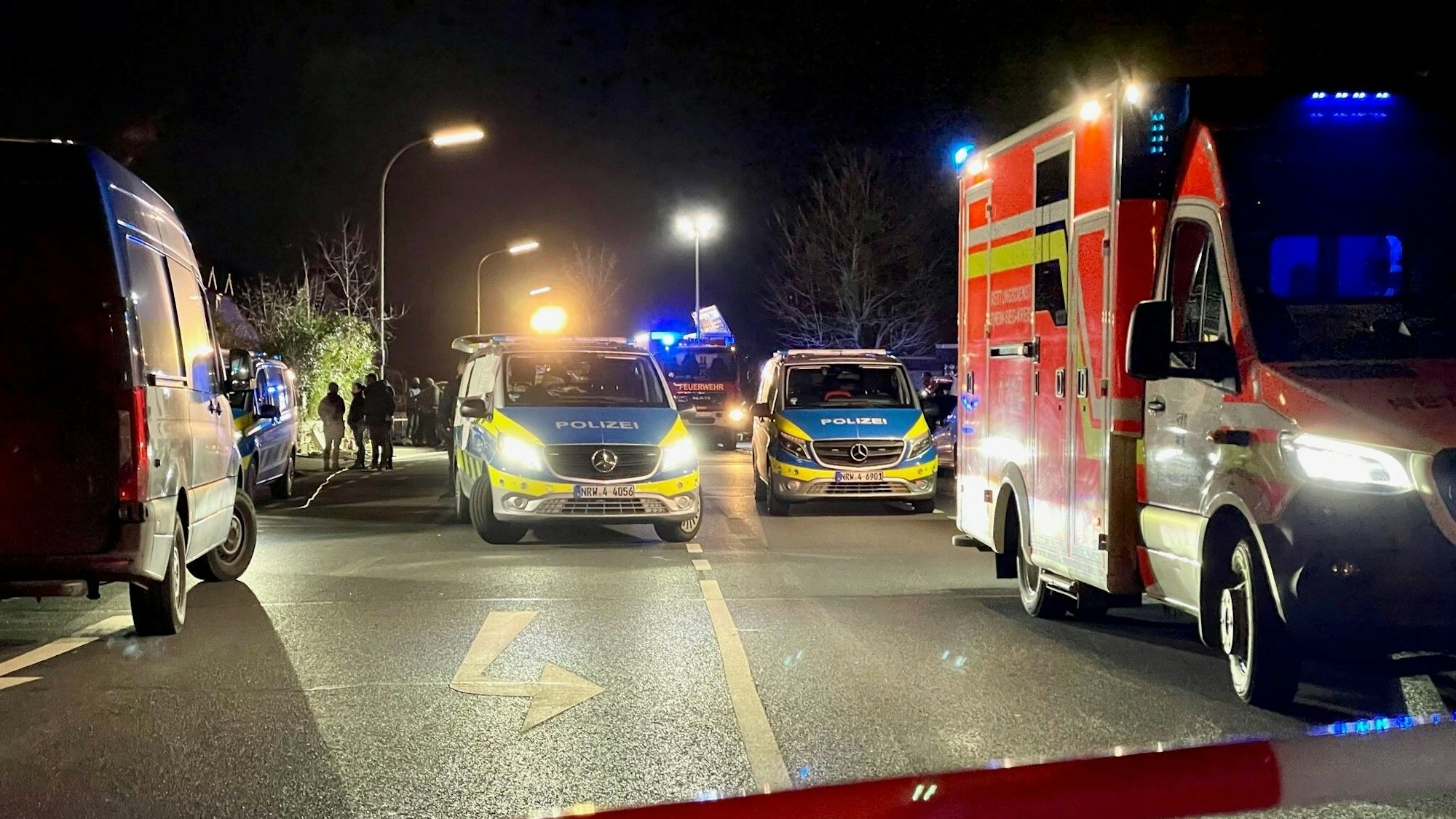 Schwerer Verkehrsunfall auf der Autobahn in der Nacht (Symbolfoto).