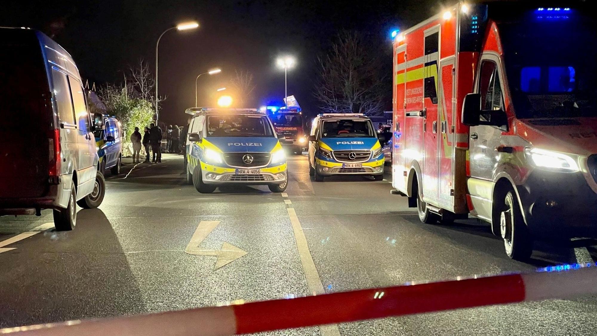 Polizei und Rettungskräfte bei einem nächtlichen Einsatz. (Symbolfoto)