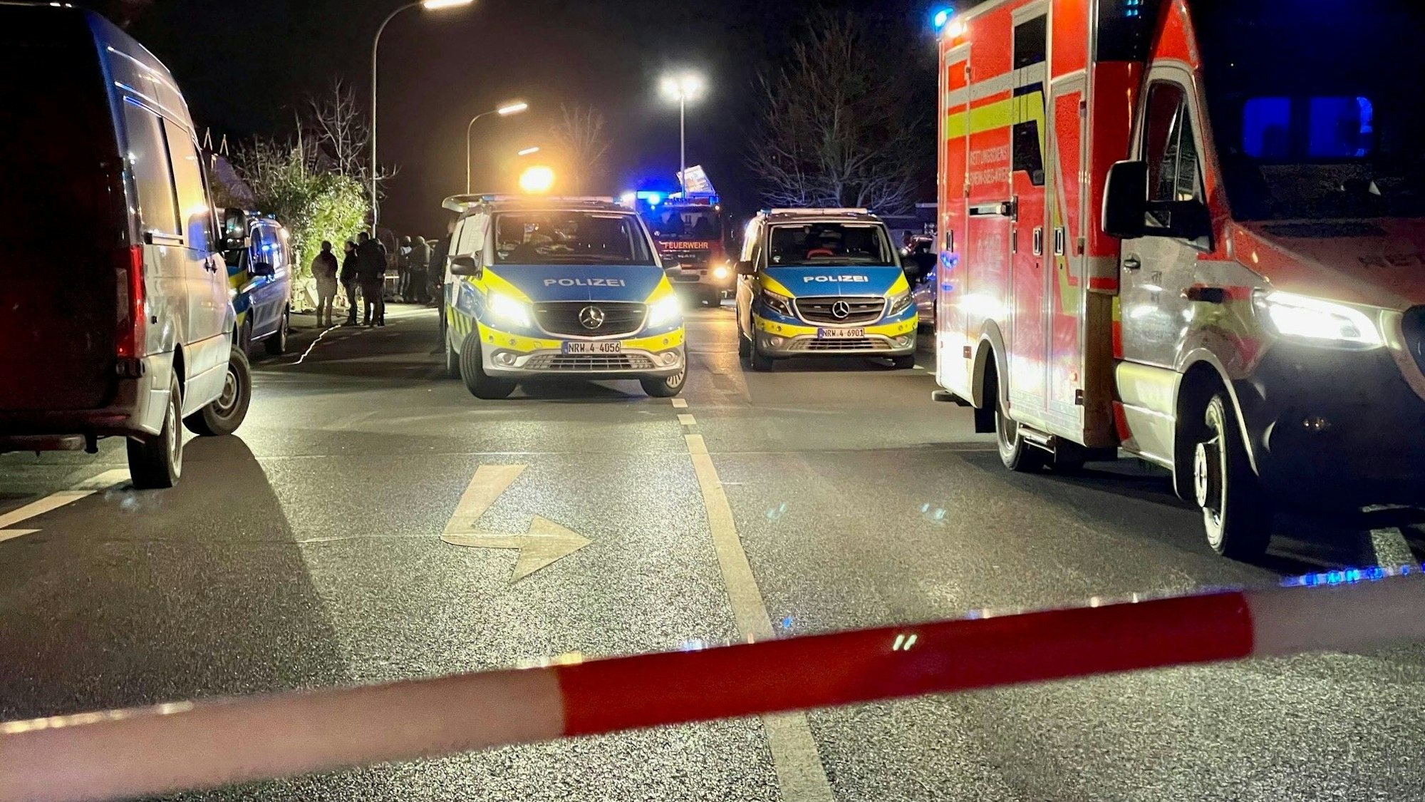 Polizeieinsatz in der Nacht nach einem Angriff (Symbolfoto)