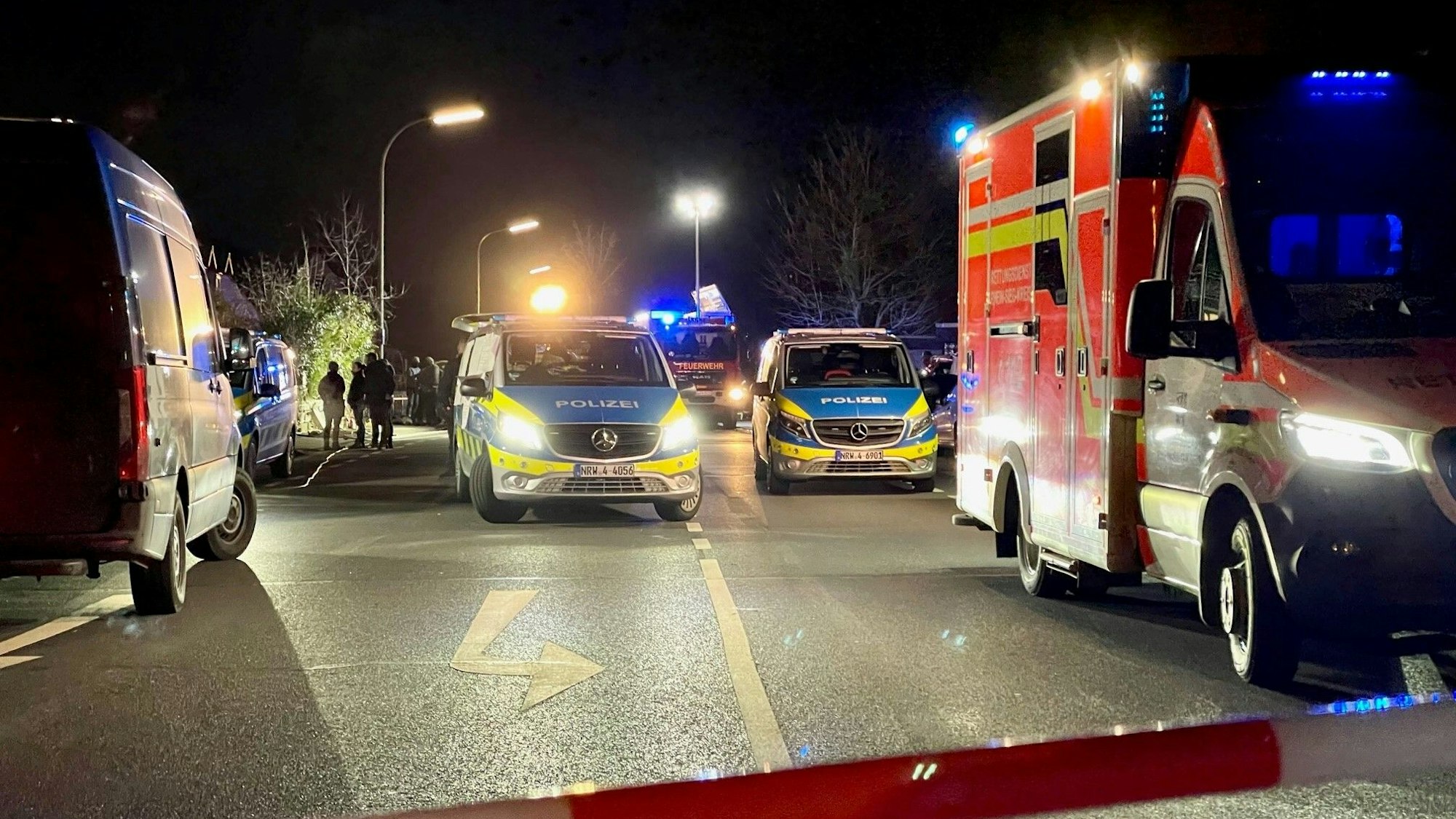 Ein Rettungswagen und ein Polizeiauto stehen an einer Unfallstelle. (Symbolbild)