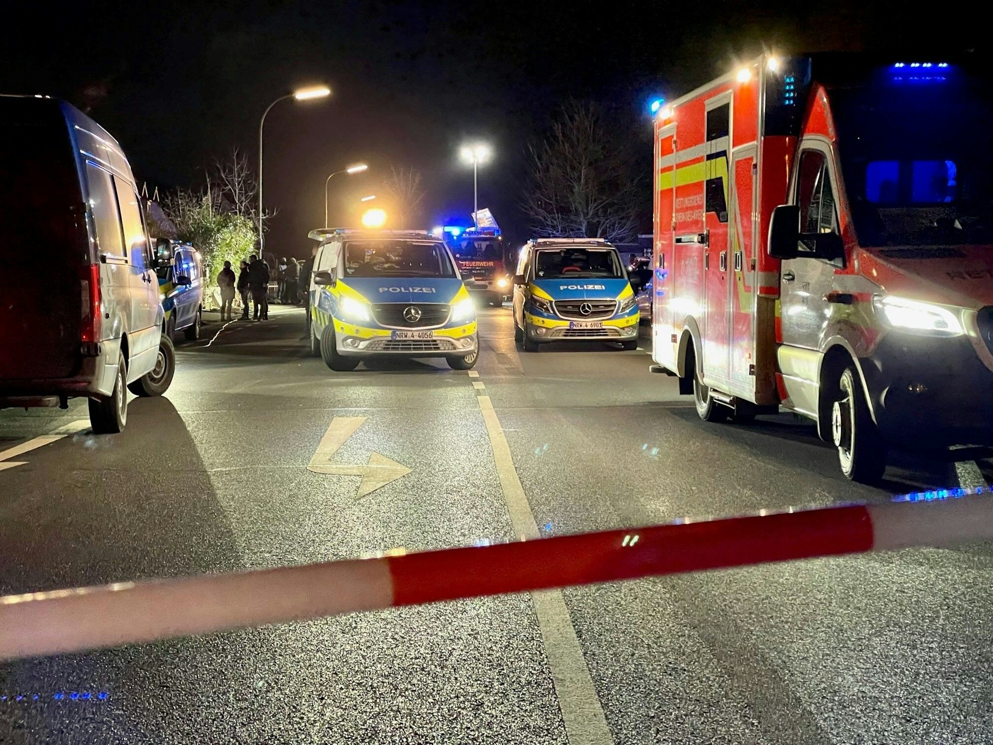 Polizei und Rettungskräfte bei einem nächtlichen Einsatz. (Symbolfoto)