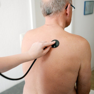 Eine Medizinerin untersucht einen Patienten mit einem Stethoskop.