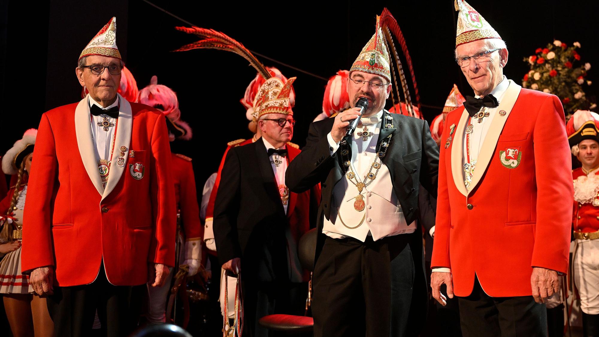 Günter Wszolek (r.) und Rudolf Irlenbusch (l.) mit Präsident Alexander Pfister.
