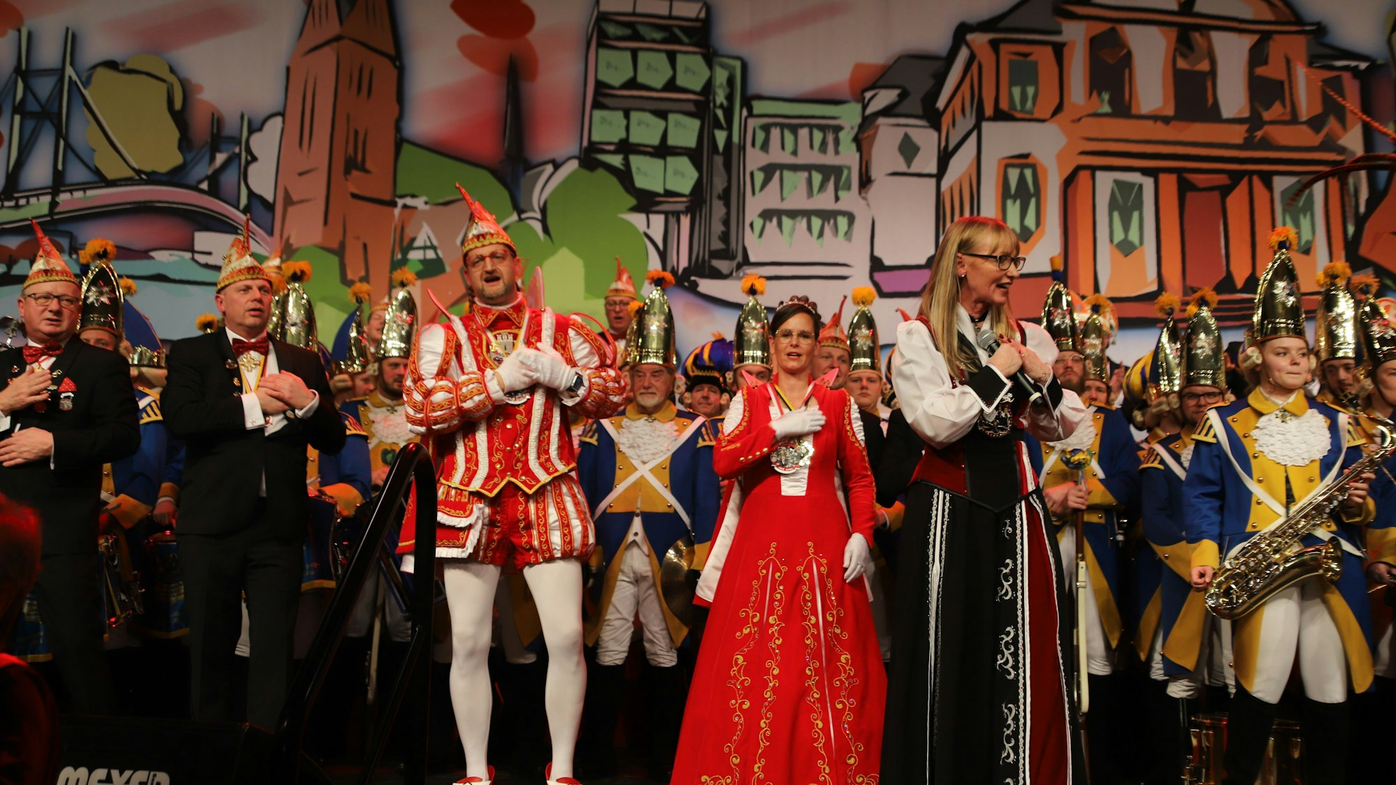 Der Vorsitzende der 1. Hennefer Karnevalsgesellschaft, Michael Marx (2.v.l.), hat stets ein Auge auf sein Prinzenpaar Jörg IV. und seine Prinzessin Kathrin I.