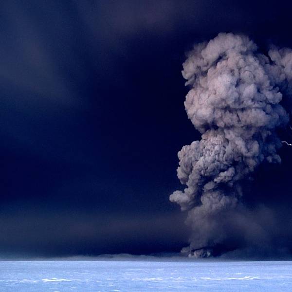 Bei einem Ausbruch des Vulkans Grímsvötn auf Island steigt eine kilometerhohe Aschesäule in den Himmel. Nach der Eruption bilden sich in einem Unwetter große Blitze. (Archivbild)