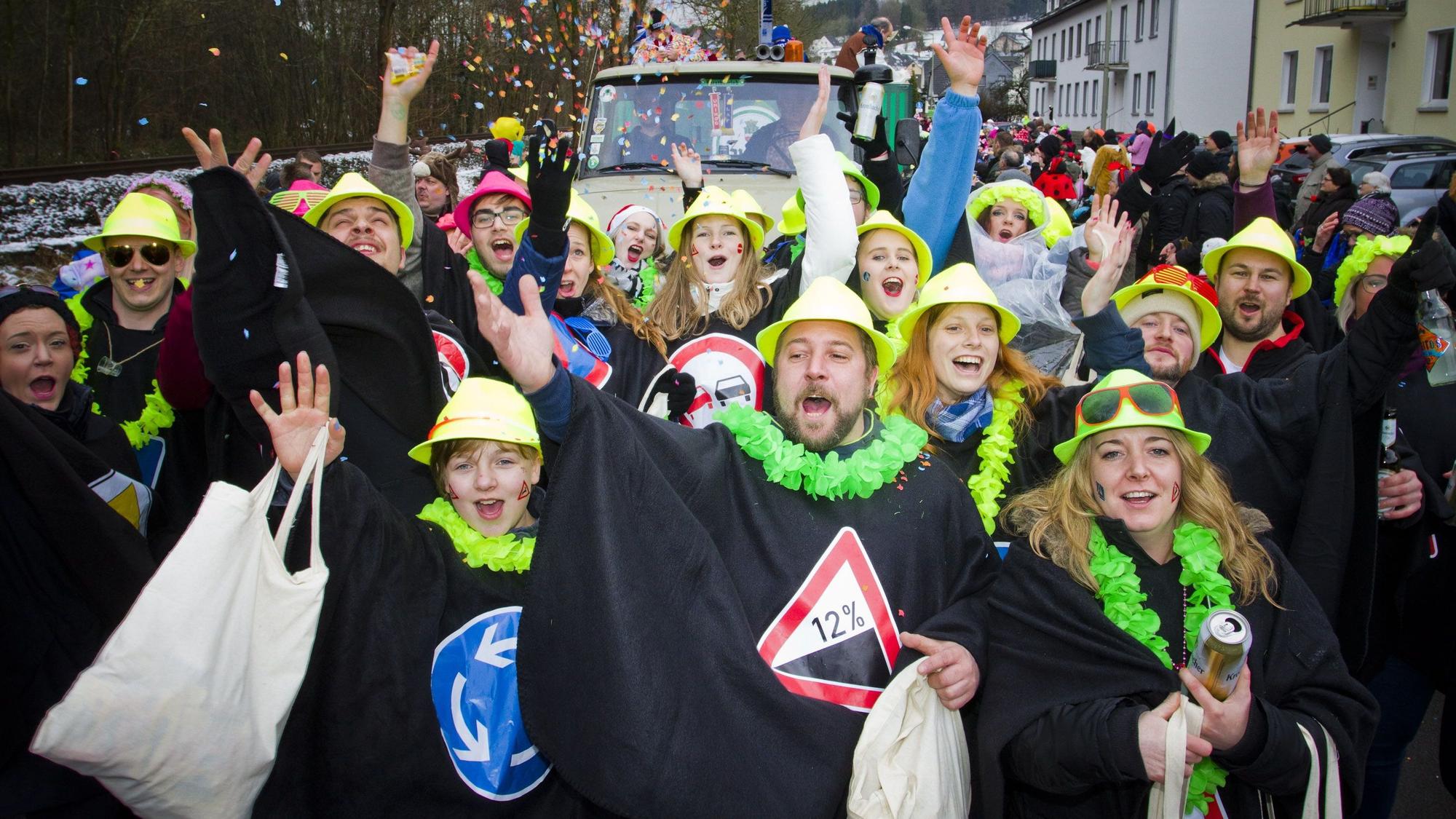 Eine als Verkehrsschilder verkleidete Gruppe beim Ründerother Karnevalszug.