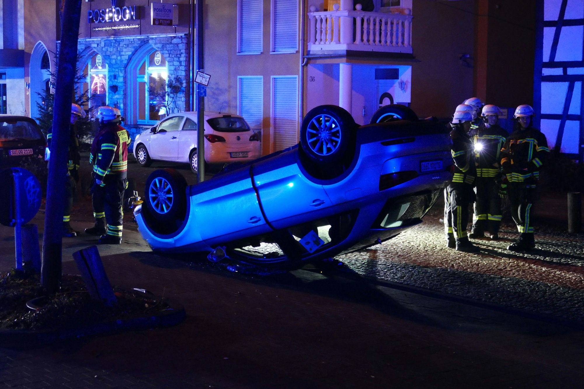 Ein Auto liegt auf dem Dach.