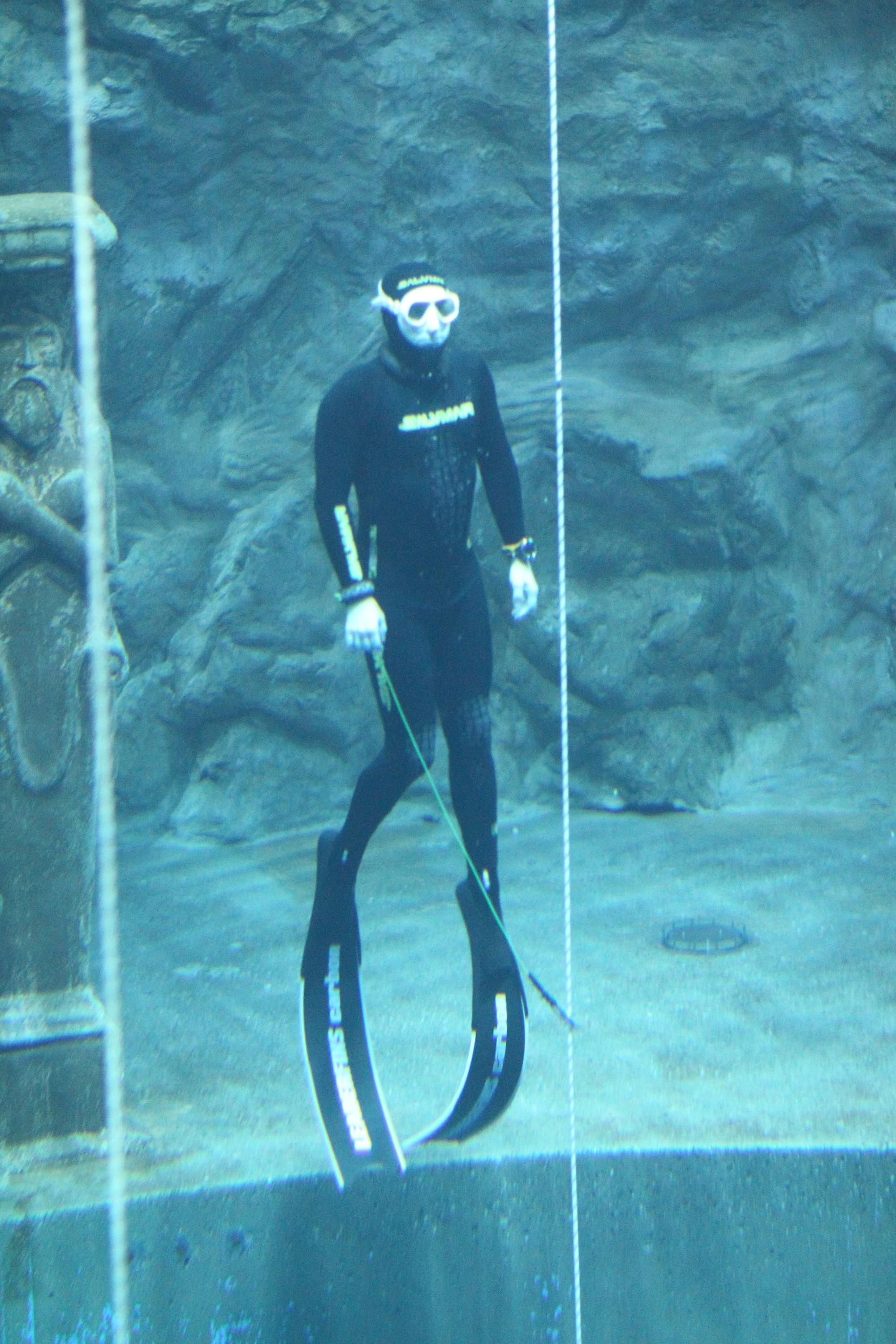 Daniel Weißhoff bei einem von 222 Tauchgängen im Siegburger Tauchturm.