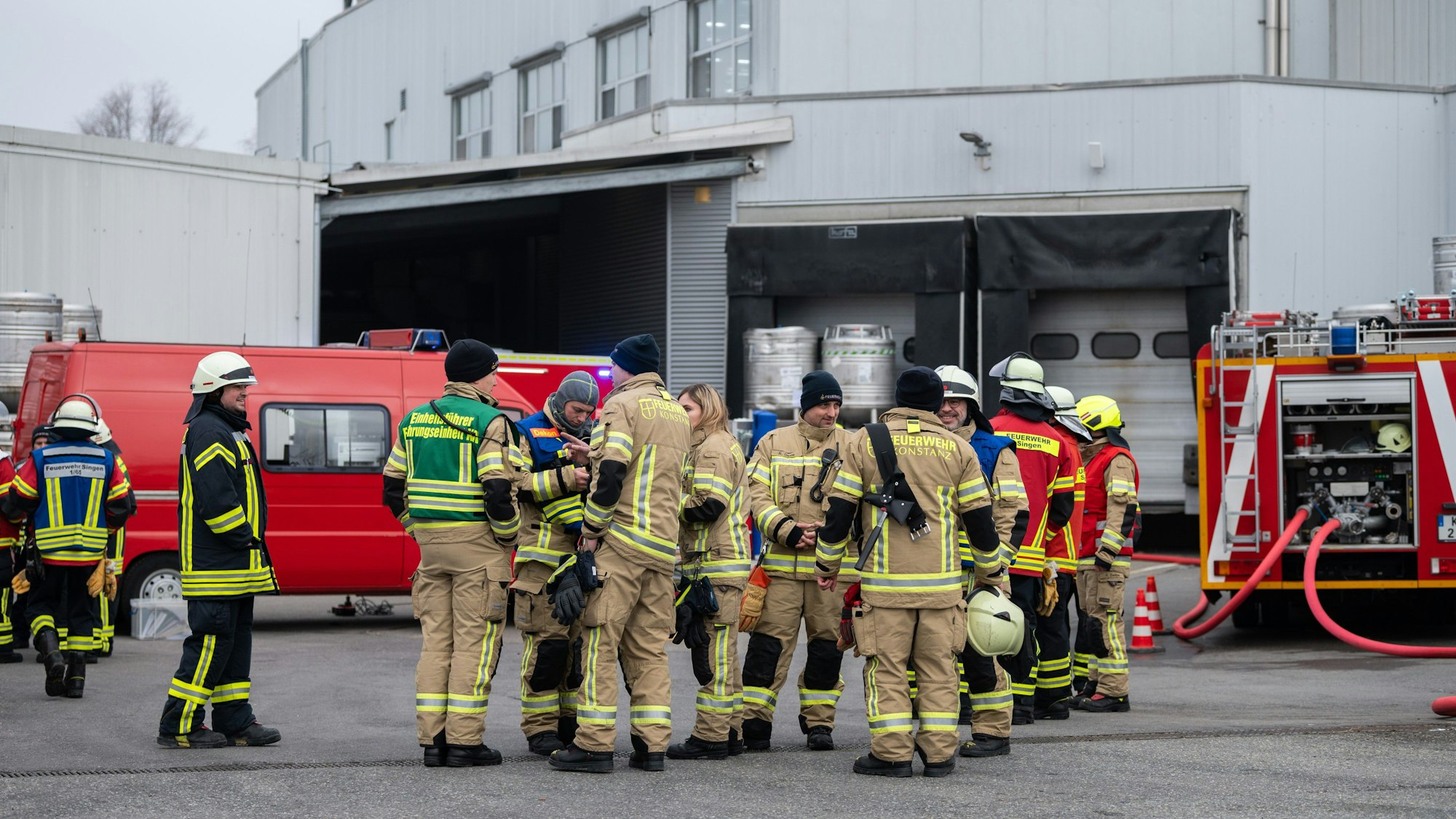 12.01.2024, Baden-Württemberg, Konstanz: Einsatzkräfte der Feuerwehr sind nach einem Chemieunfall in Konstanz im Einsatz um den Gefahrgutcontainer zu sichern. Bei dem Gefahrgutunfall sind mehrere Mitarbeiter eines Unternehmens verletzt worden. Foto: Silas Stein/dpa +++ dpa-Bildfunk +++