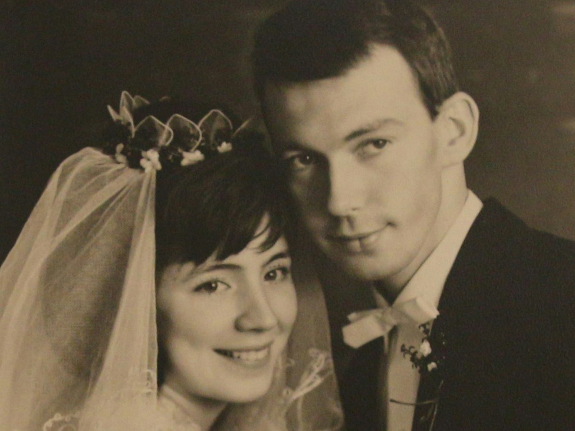 Das Bild zeigt ein junges Hochzeitspaar.