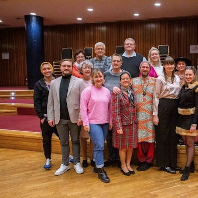 Blick auf eine Menschengruppe in einem Kulturzentrum