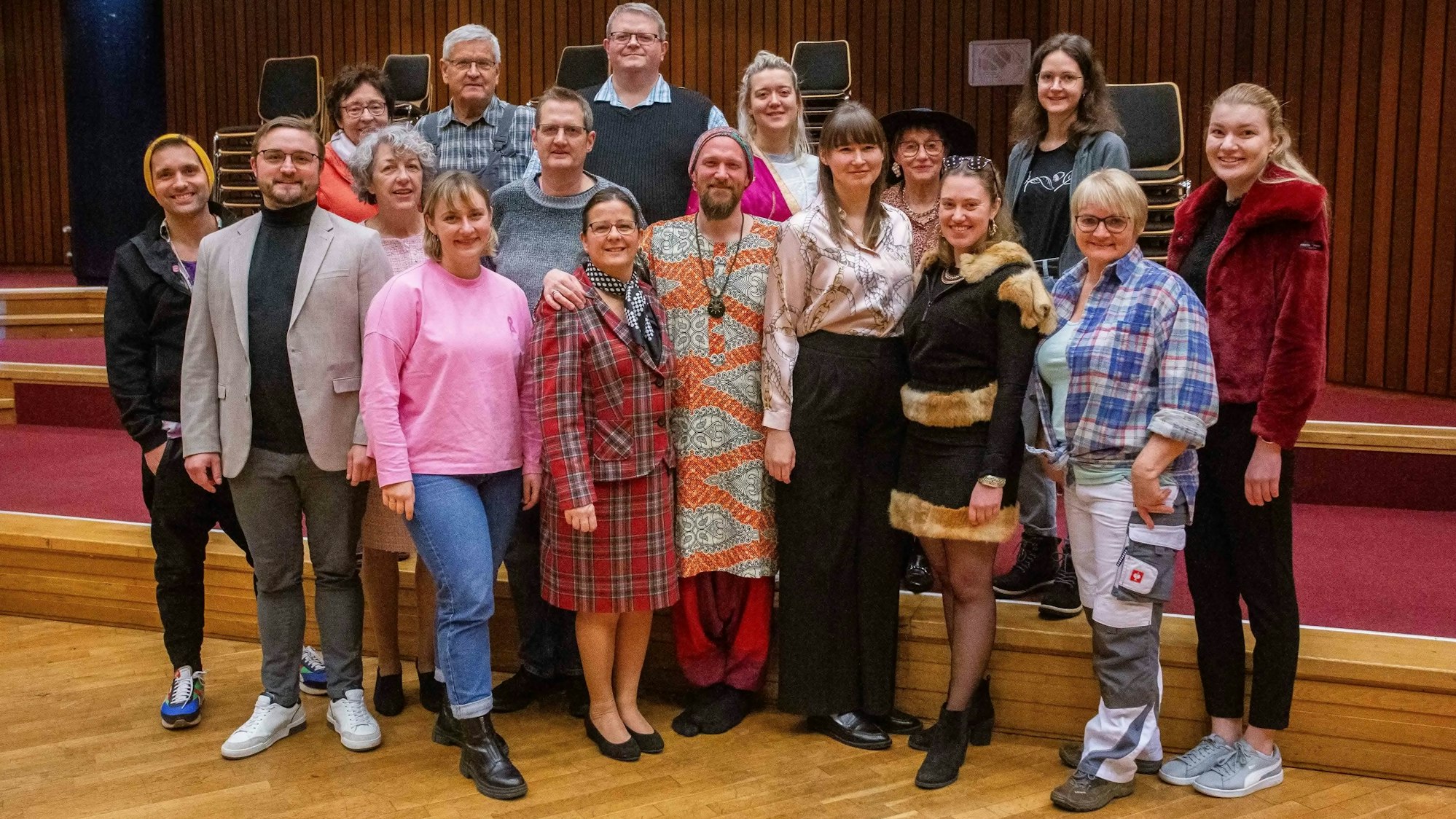 Blick auf eine Menschengruppe in einem Kulturzentrum