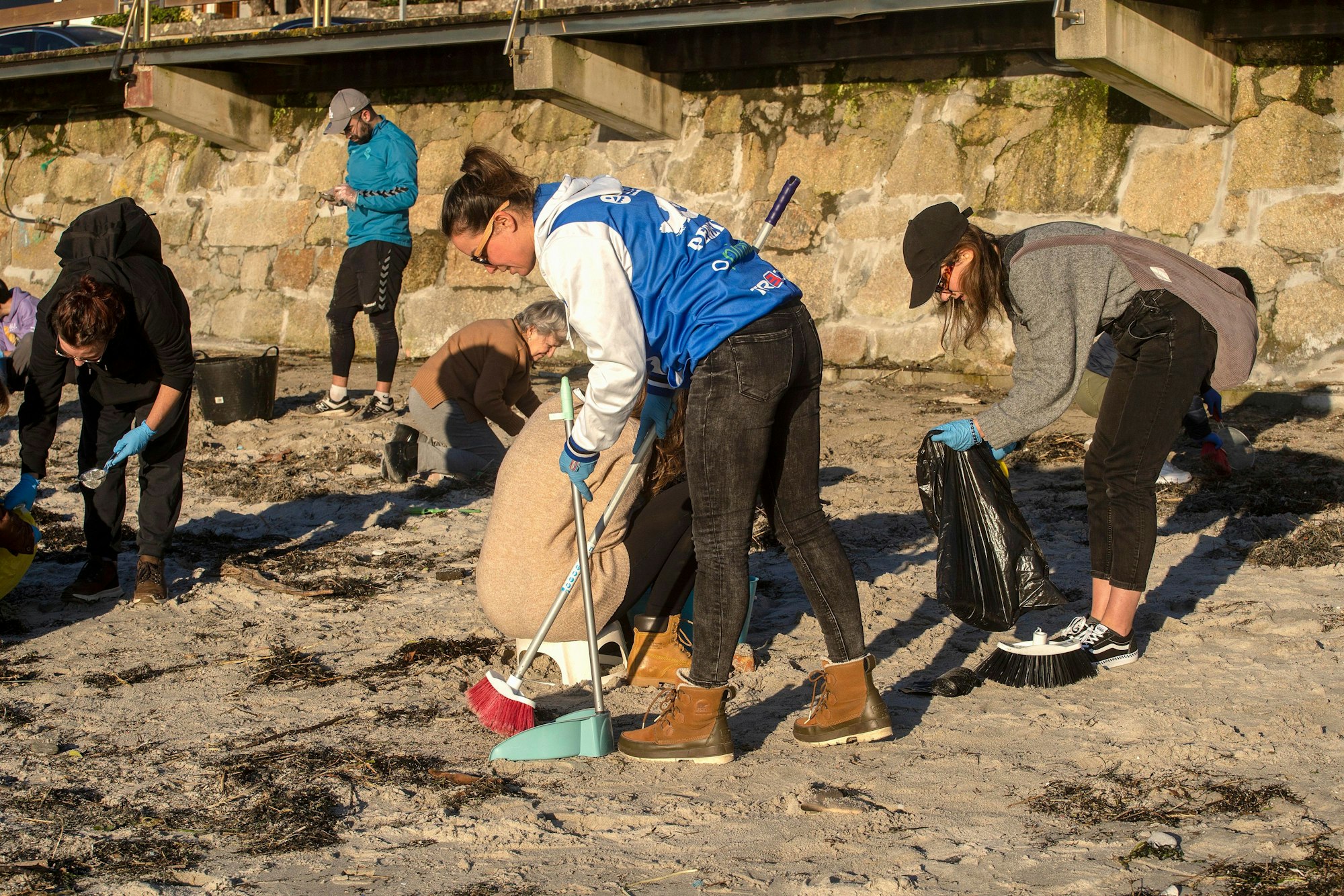 Wegen massenhaft an den Stränden angeschwemmter Plastikkügelchen haben die Behörden im spanischen Asturien und Galicien die Alarmstufe zwei ihrer Umweltnotfallpläne ausgerufen.