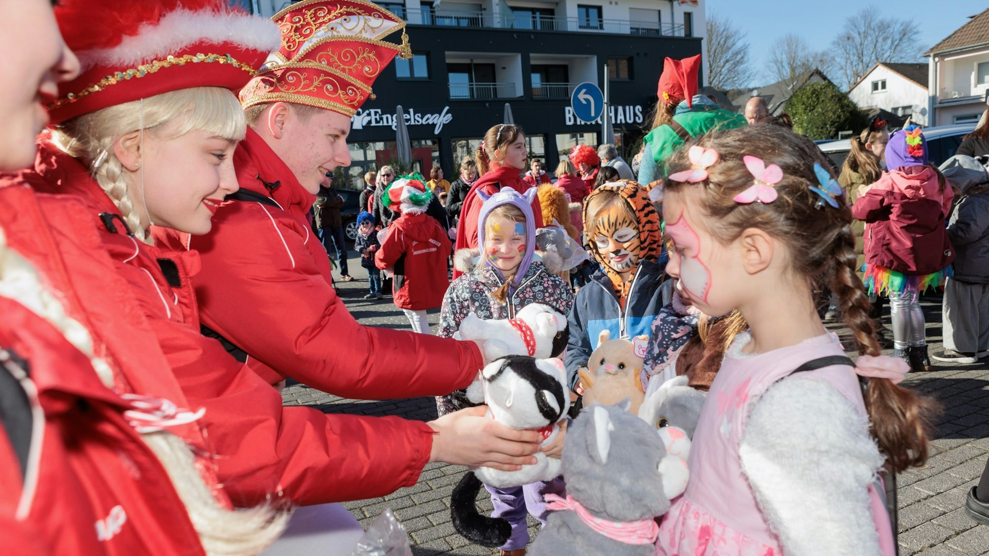 Das Engelskirchener Kinderschmölzchen verteilt Stofftiere.