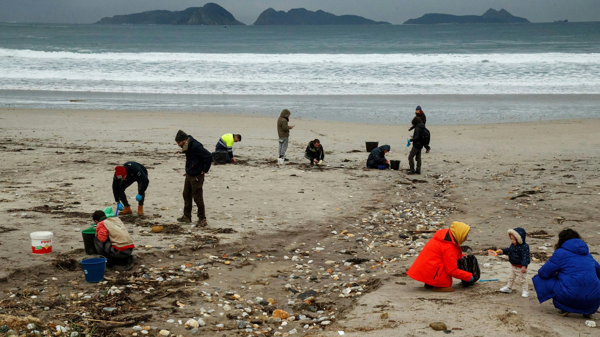 Nigran: Freiwillige sammeln Plastikkügelchen an einem Strand.