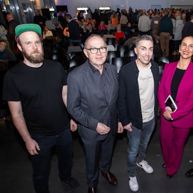 Das Foto zeigt Buchautor Massimo Bognanni  den Rapper Quichotte alias Jonas Klee, die Ex-Minister Norbert Walter-Borjans und Peter Biesenbach sowie die Journalistin.Maja Weber.