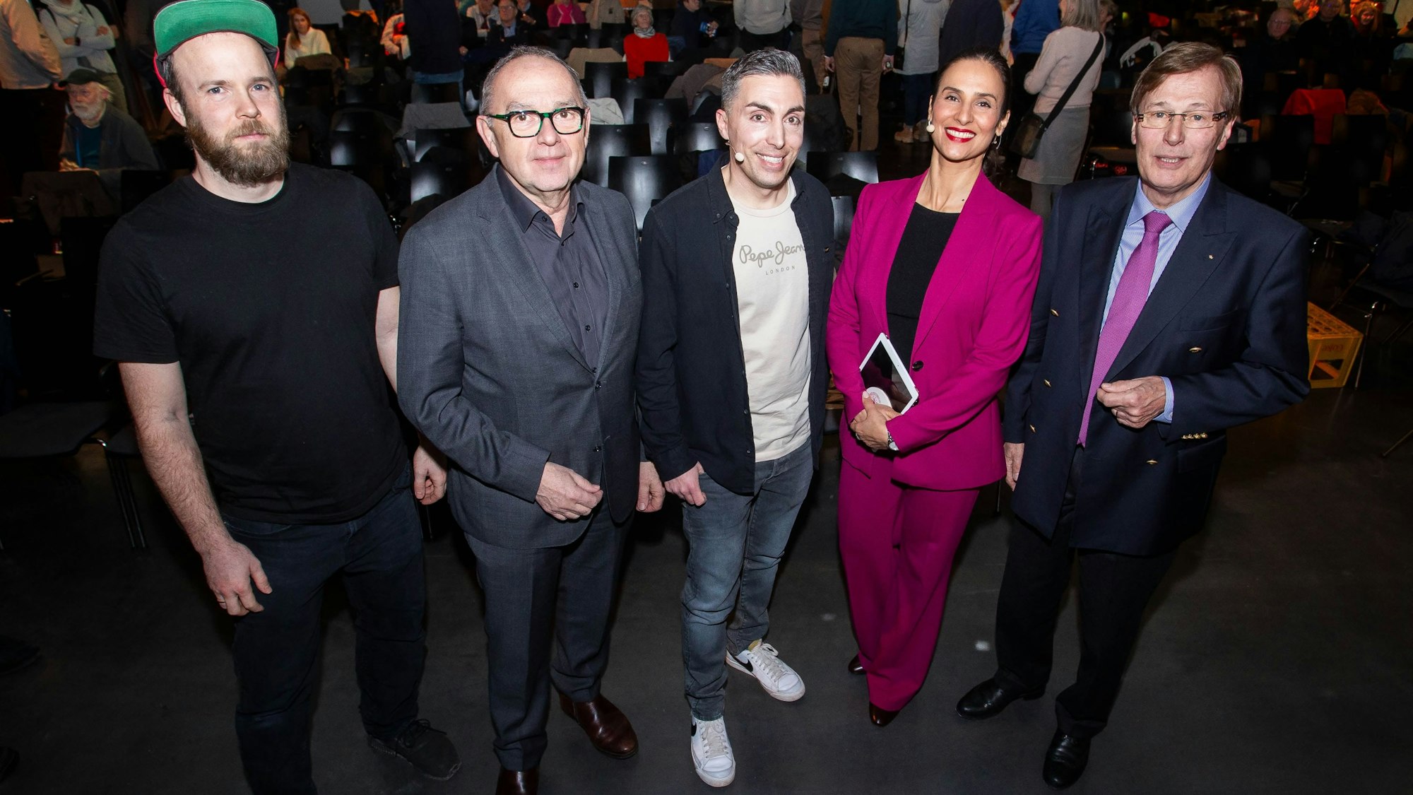 Das Foto zeigt Buchautor Massimo Bognanni  den Rapper Quichotte alias Jonas Klee, die Ex-Minister Norbert Walter-Borjans und Peter Biesenbach sowie die Journalistin.Maja Weber.