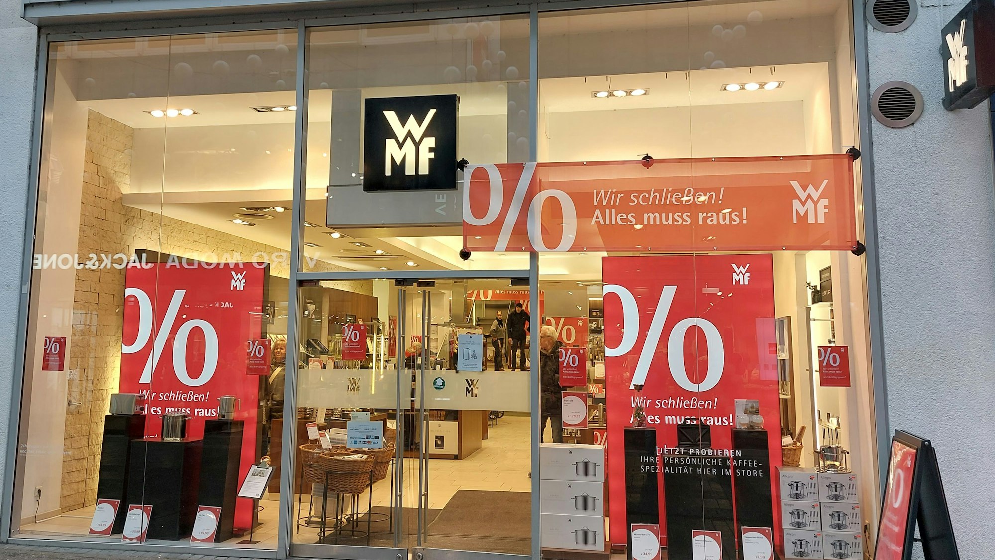 Die Schilder hängen schon lange: Die WMF-Filiale an der Hohe Straße schließt.