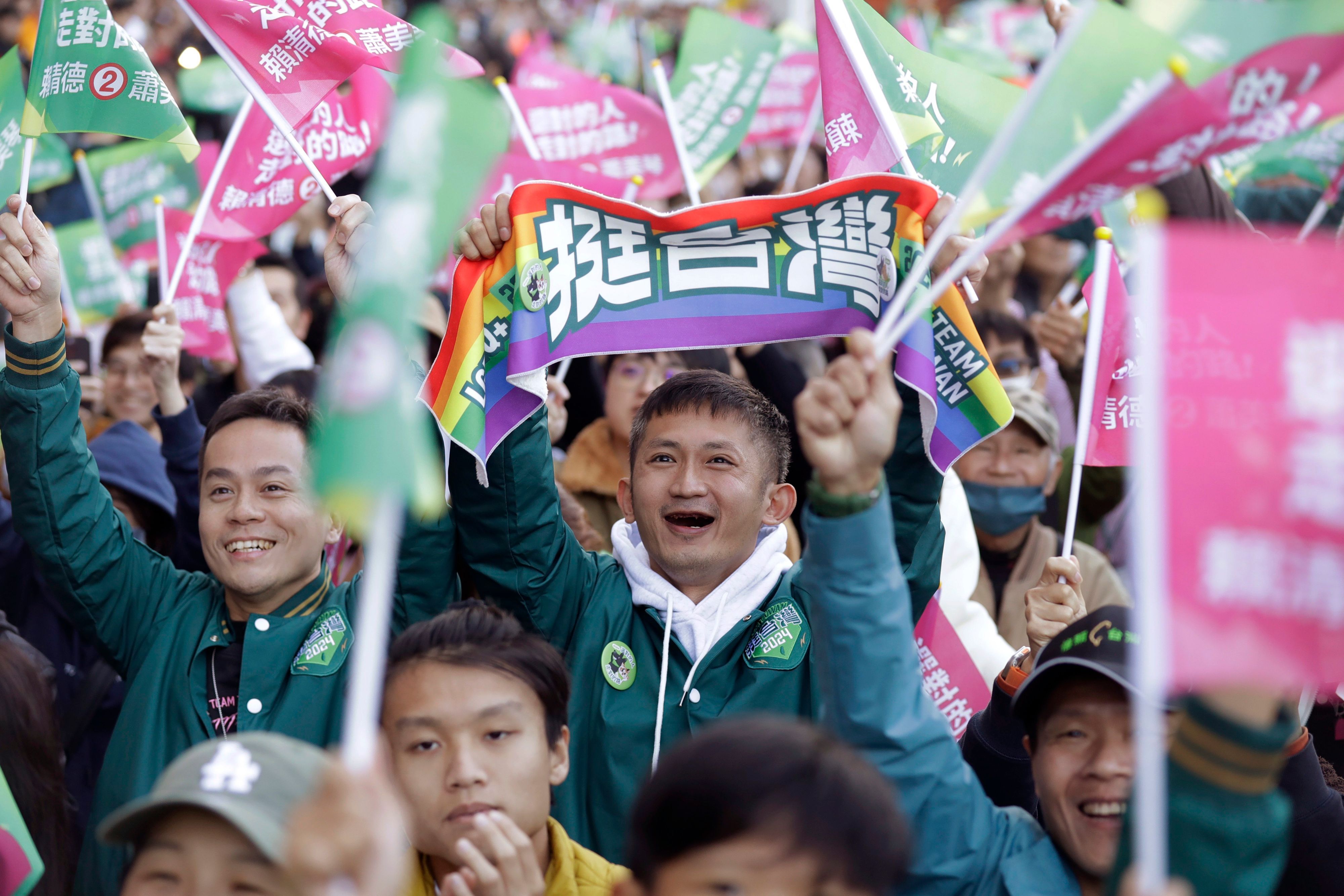 Anhänger des Präsidentschaftskandidaten der Demokratischen Fortschrittspartei, Lai Ching-te, jubeln über die Wahlergebnisse.