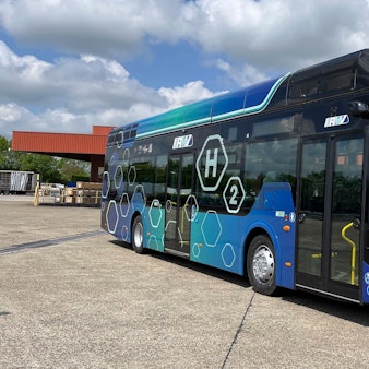 Auf dem Foto ist ein Linienbus zu sehen, der mit Wasserstoff betrieben wird.