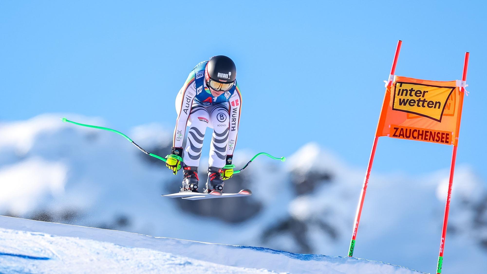dpatopbilder - 13.01.2024, Österreich, Altenmarkt: Ski alpin: Weltcup, Abfahrt, Damen: Kira Weidle aus Deutschland in Aktion. Foto: Expa/Johann Groder/APA/dpa +++ dpa-Bildfunk +++