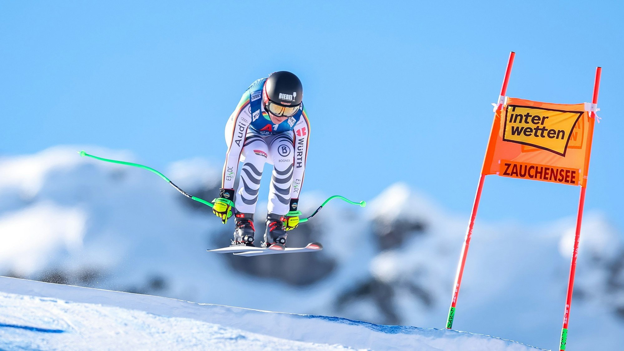 dpatopbilder - 13.01.2024, Österreich, Altenmarkt: Ski alpin: Weltcup, Abfahrt, Damen: Kira Weidle aus Deutschland in Aktion. Foto: Expa/Johann Groder/APA/dpa +++ dpa-Bildfunk +++