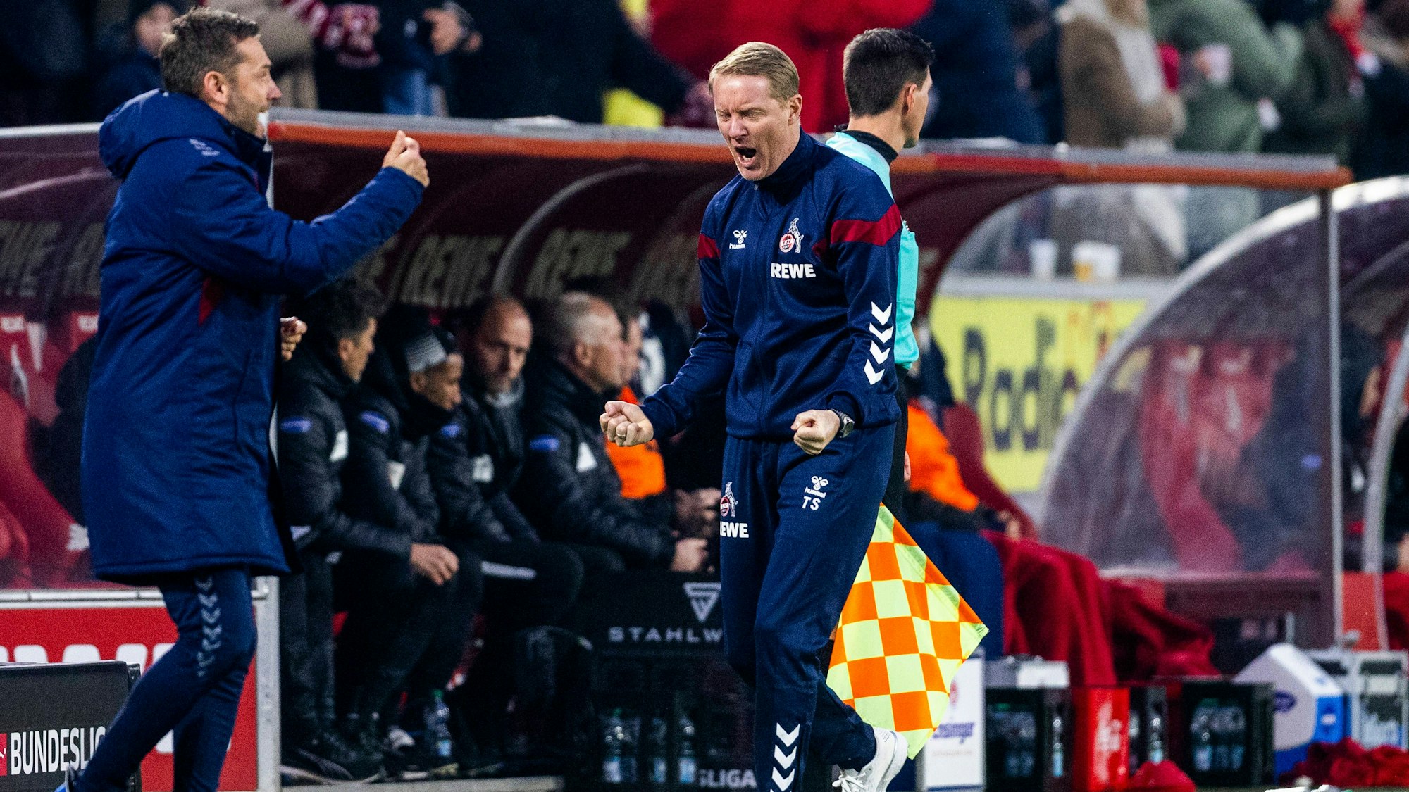 Neuer FC Trainer Timo Schultz jubelt nach dem 1:0 Tor für Köln Spiel 1.Bl 1.FC Köln vs. 1.FC Heidenheim