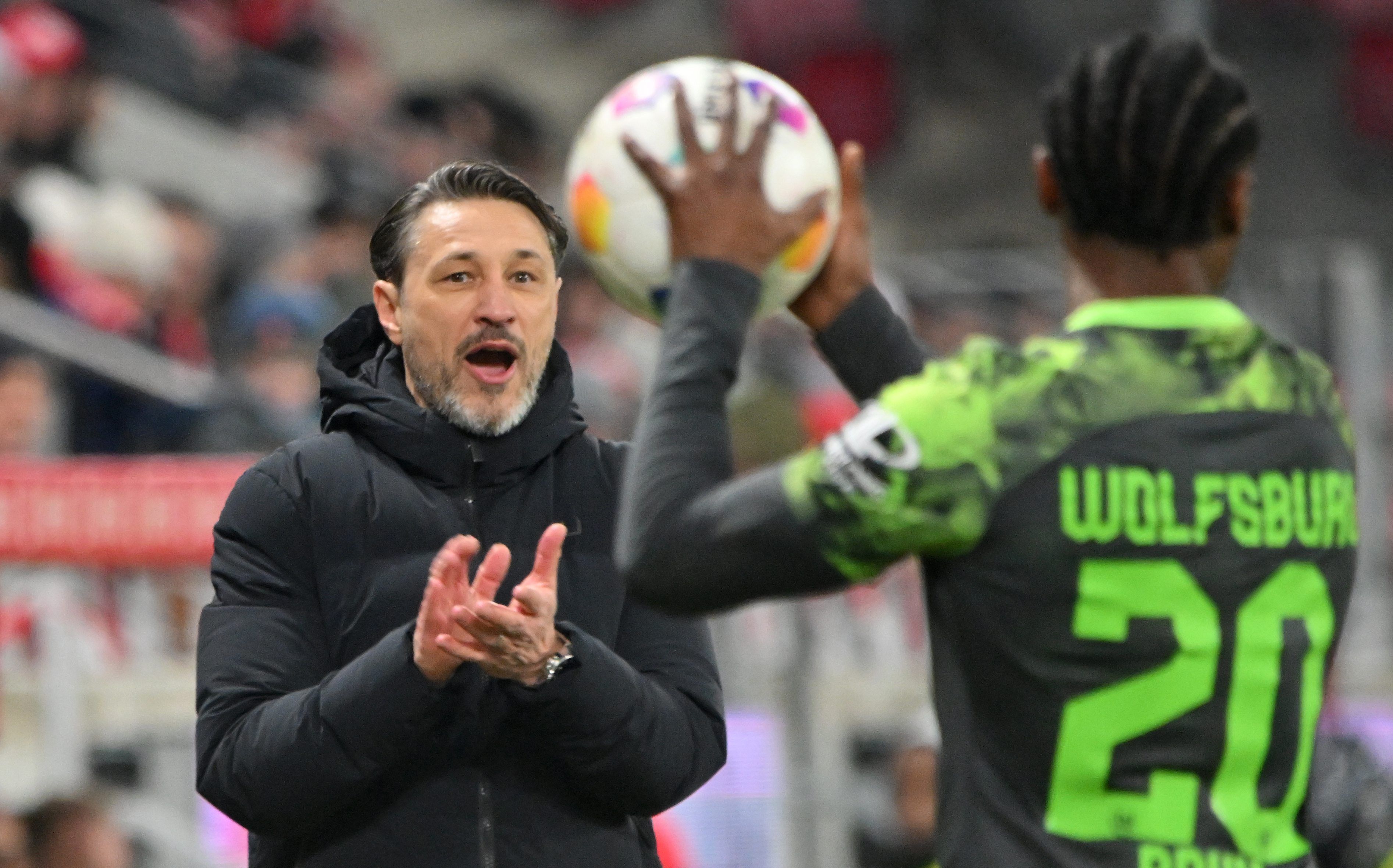 13.01.2024, Rheinland-Pfalz, Mainz: Fußball: Bundesliga, FSV Mainz 05 - VfL Wolfsburg, 17. Spieltag, Mewa Arena: Wolfsburgs Trainer Niko Kovac (zu dpa: ««Extrem schlecht»: Deutliche Kritik an Rasen in Mainz») Foto: Torsten Silz/dpa - WICHTIGER HINWEIS: Gemäß den Vorgaben der DFL Deutsche Fußball Liga bzw. des DFB Deutscher Fußball-Bund ist es untersagt, in dem Stadion und/oder vom Spiel angefertigte Fotoaufnahmen in Form von Sequenzbildern und/oder videoähnlichen Fotostrecken zu verwerten bzw. verwerten zu lassen. +++ dpa-Bildfunk +++