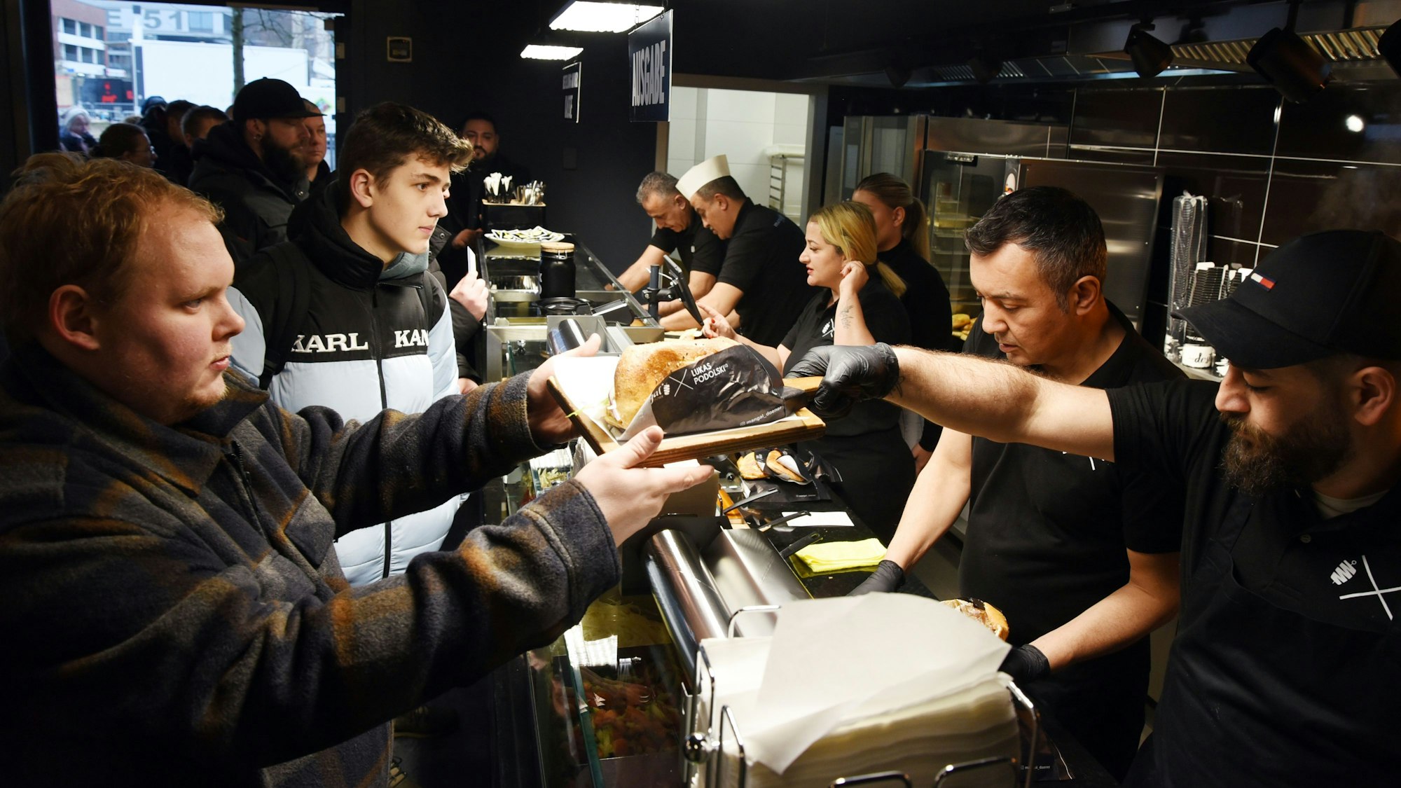 Andrang in einem Dönerimbiss.