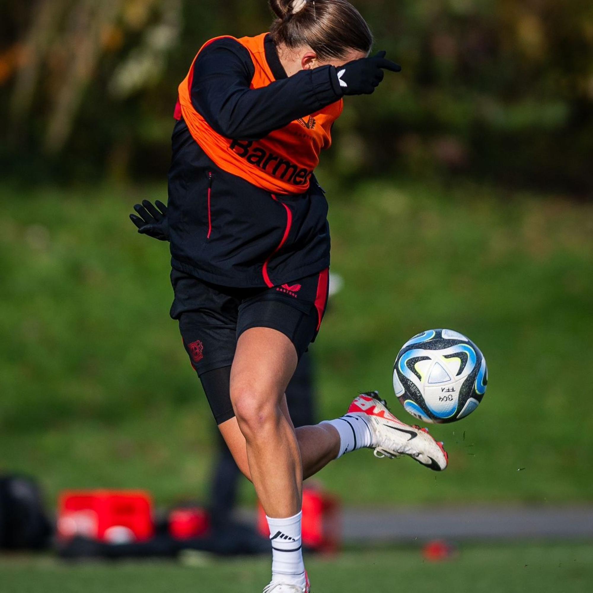Fußballerin Julia Mickenhagen aus Wipperfürth beim Training.