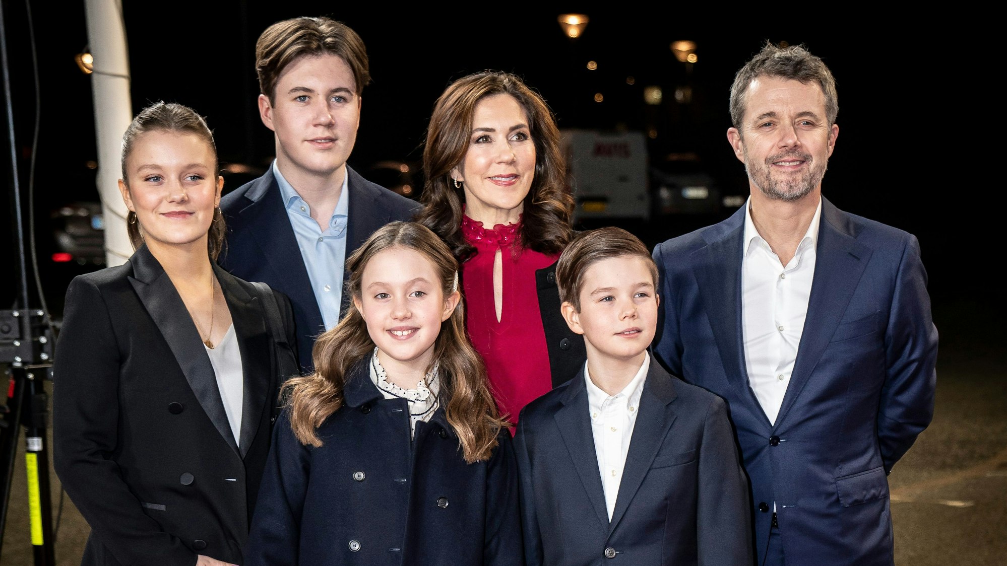 König Frederik mit Königin Mary und den Kindern, Prinzessin Isabella (l-r), Prinz Christian, Prinzessin Josephine und Prinz Vincent bei einer Fernsehsendung zu Ehren der damaligen Kronprinzessin.