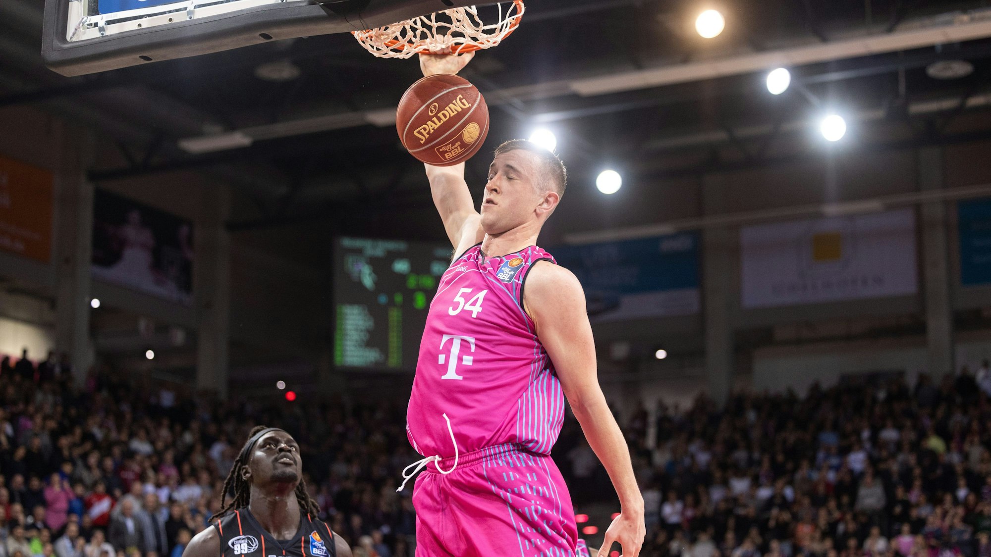 Thomas Kennedy beim Dunking: Er zeigte mit 26 Punkten und 15 Rebounds ein überragendes Spiel.
