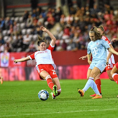 Sarah Zadrazil 25 FC Bayern und Alena Bienz 11 1.FC Köln in Aktion beim Google Pixel Frauen Bundesligaspiel FC Bayern München - 1. FC Köln am 02.10.2023. München FC Bayern Campus Bayern Deutschland *** Sarah Zadrazil 25 FC Bayern and Alena Bienz 11 1 FC Köln in action at the Google Pixel womens Bundesliga match FC Bayern München 1 FC Köln on 02 10 2023 Munich FC Bayern Campus Bayern Germany