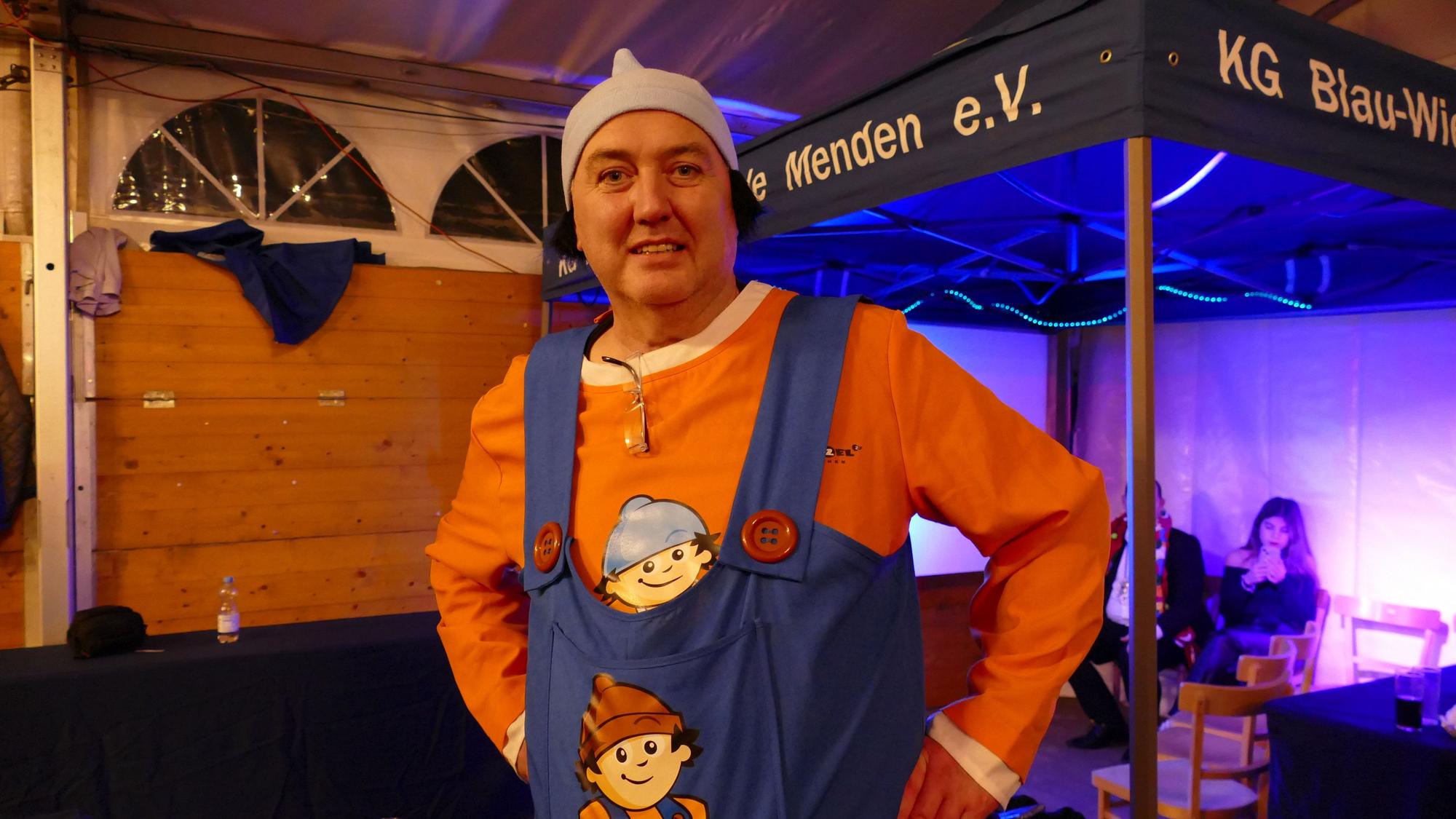 Ein Mann ist als Mainzelmännchen verkleidet.