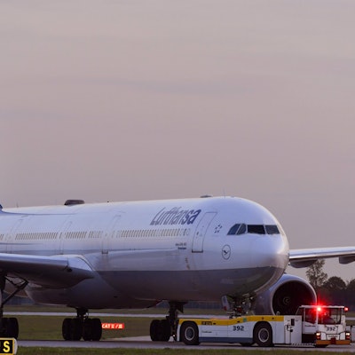Ein Airbus A340 der Lufthansa wird auf dem Flughafen München von einem Fahrzeug gezogen. Mehrere Warnleuchten sind angeschaltet. (Symbolbild)
