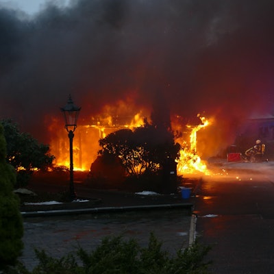 Ein Carport brennt lichterloh.