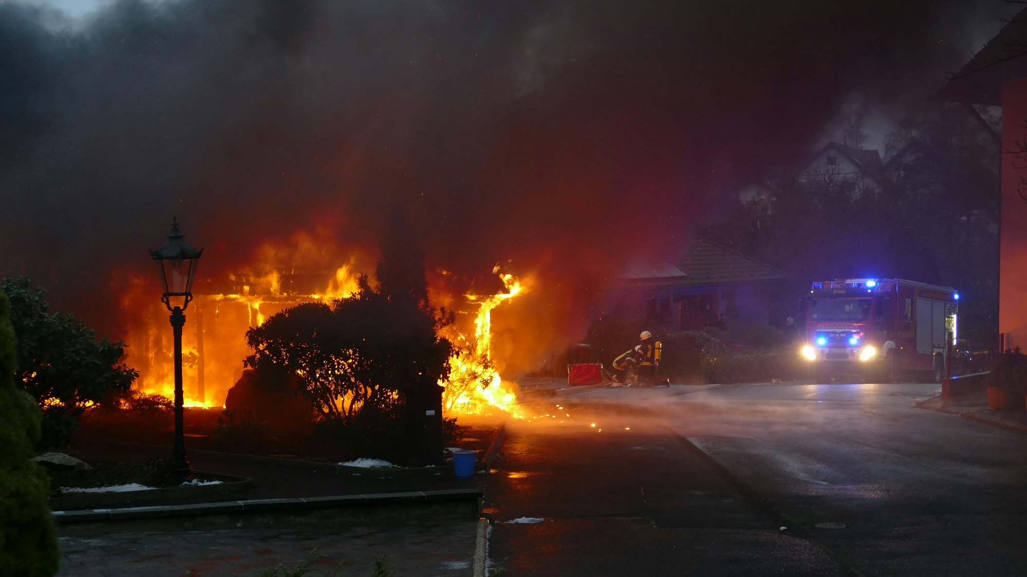 Ein Carport brennt lichterloh.