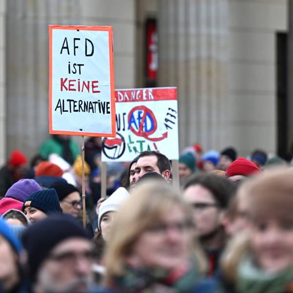 Teilnehmer einer Demonstration gegen Rechts haben sich am Brandenburger Tor versammelt.