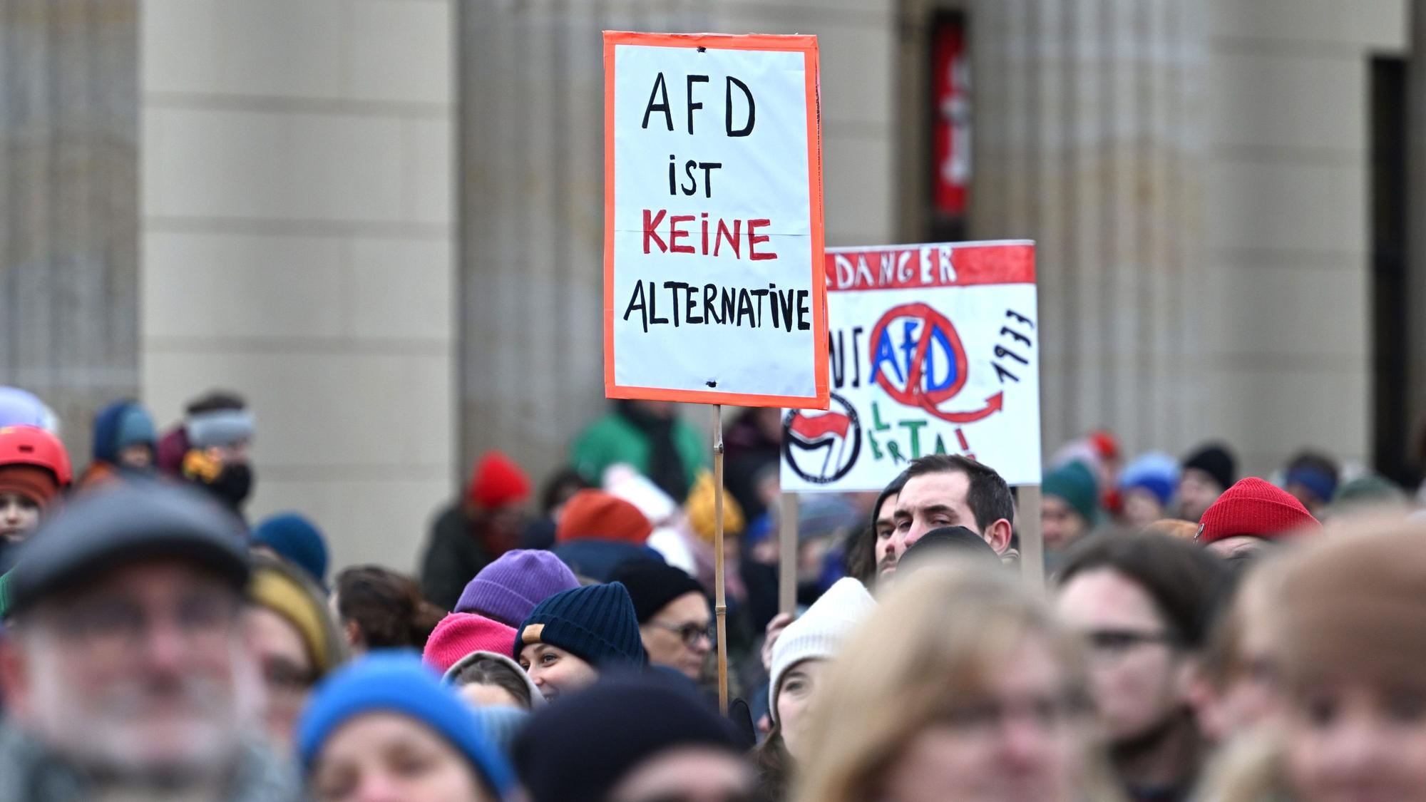 Teilnehmer einer Demonstration gegen Rechts haben sich am Brandenburger Tor versammelt.