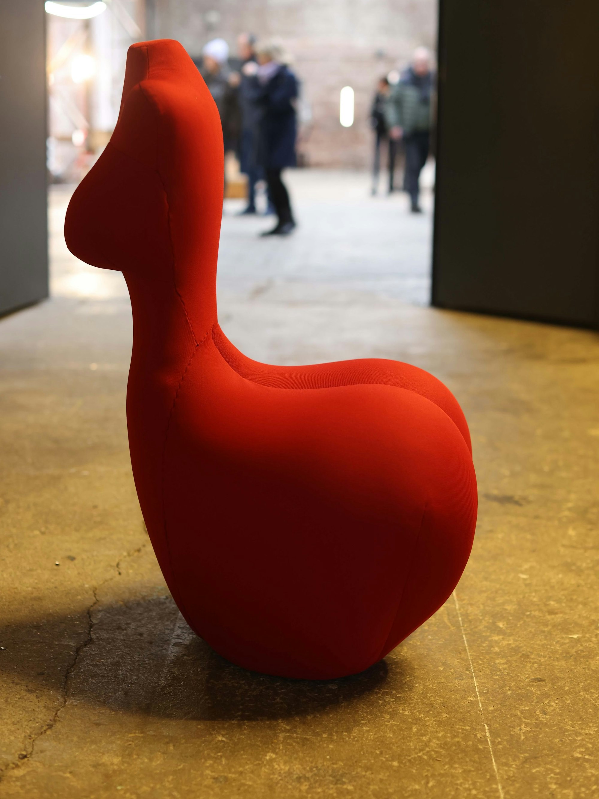 Der Sessel „Fuck it“ von Tamara Zgraggen.