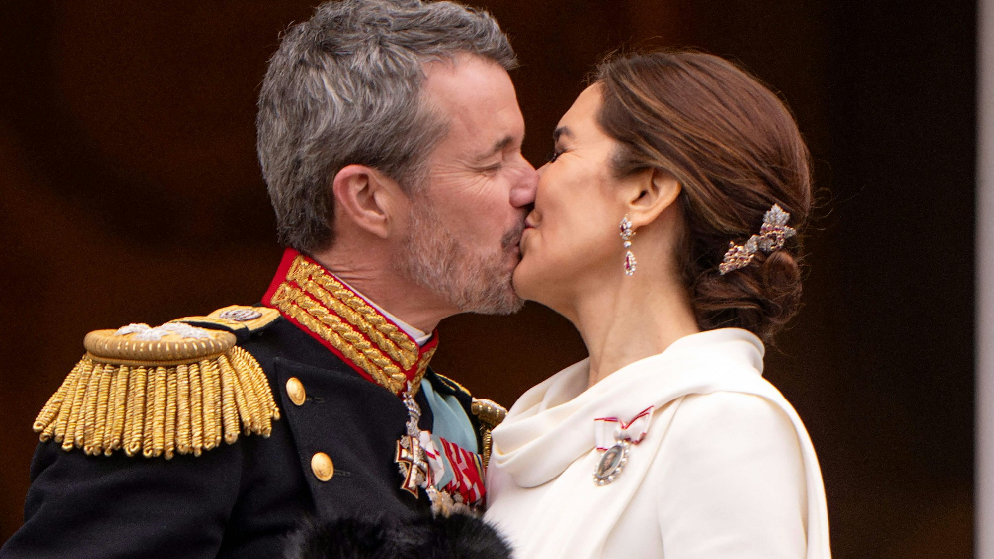König Frederik X. küsst Königin Mary auf dem Balkon von Schloss Christiansborg in Kopenhagen.