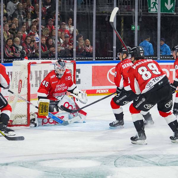 Viel Verkehr vor dem Tor von Haie-Goalie Tobias Ancicka.